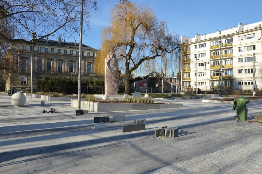 Plac wokół pomnika Mikołaja Kopernika w trakcie remontu