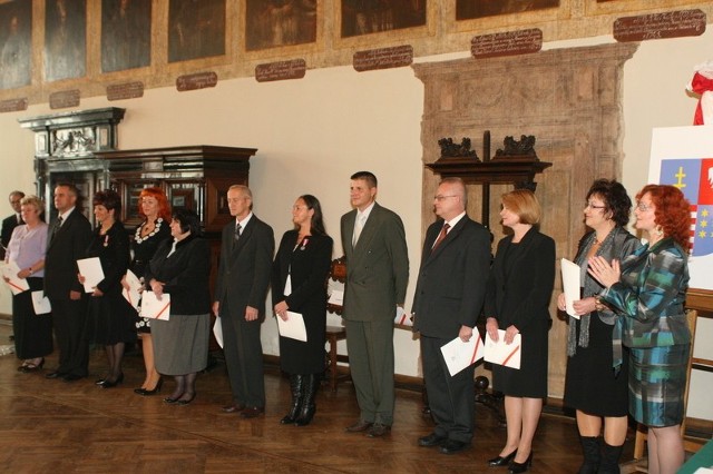 14 świętokrzyskich pedagogów z rąk kuratora oświaty Małgorzaty Muzoł otrzymało nagrody Ministra Edukacji Narodowej.