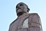 Serce pęka, gdy się patrzy na zielonogórską rzeźbę Janusza Korczaka. Z dzieła odpadły spore fragmenty. Czy pomnik doczeka się odnowy?