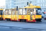 Warszawa. Po mieście jeździ 114 tramwajów starego typu. Czy są bezpieczne dla pasażerów? 