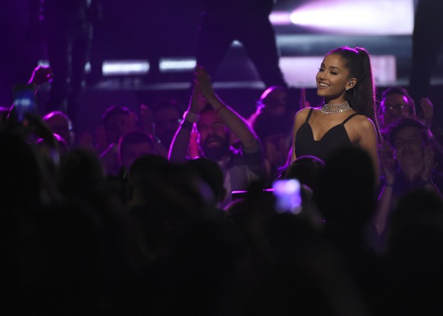 Ariana Grande podczas występu na rozdaniu nagród Billboard Music Awards w Las Vegas 22 maja 2016r.