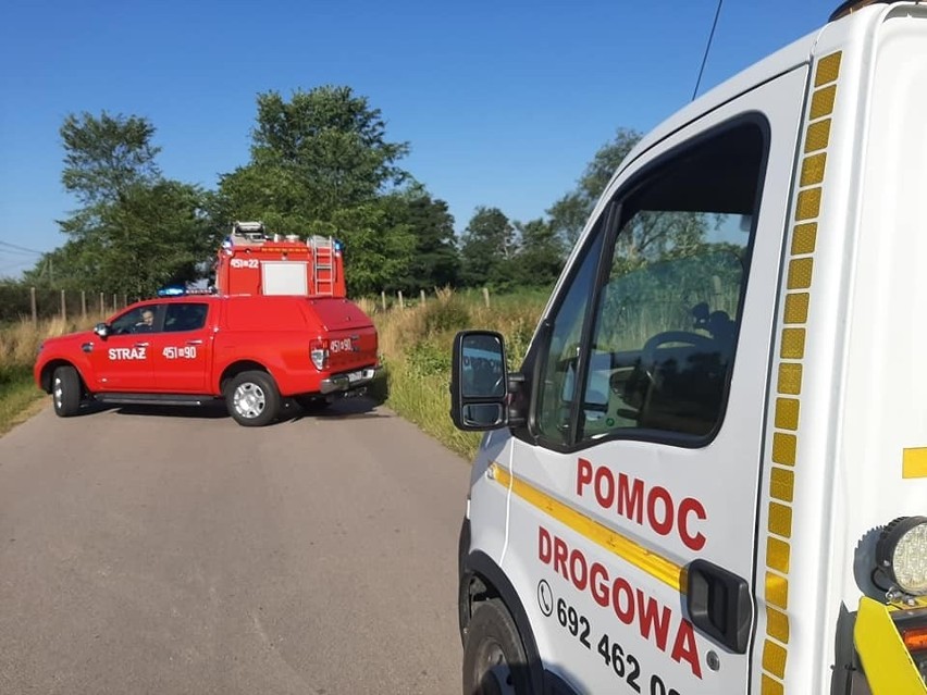 Wypadek w Boglewicach w gminie Jasieniec. Pijana 19-latka w nissanie wpadła do rowu. Kobieta została odwieziona do szpitala