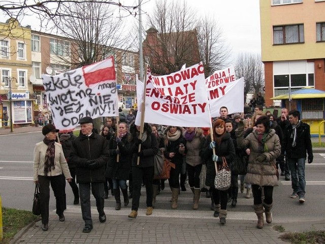 Protest na ulicach rodziców, uczniów i nauczycieli miasteckiego liceum spowodował, że wczoraj na sesji powiatu bytowskiego miasteccy radni zadeklarowali, że będą dopłacać do utrzymania szkoły. Podobne uliczne protesty zapowiedziano w Słupsku w sprawie SP nr 7.