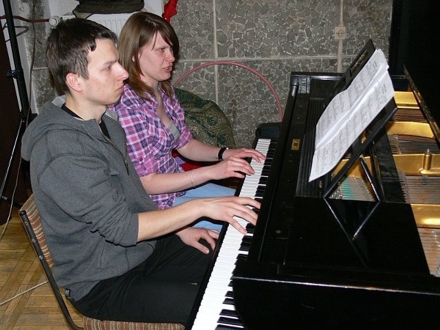 Agata Skiba i Michał Kwaśnik podczas zajęć z fortepianem. W jazzowych warsztatach w Skarżysku brali udział przez trzy dni. 