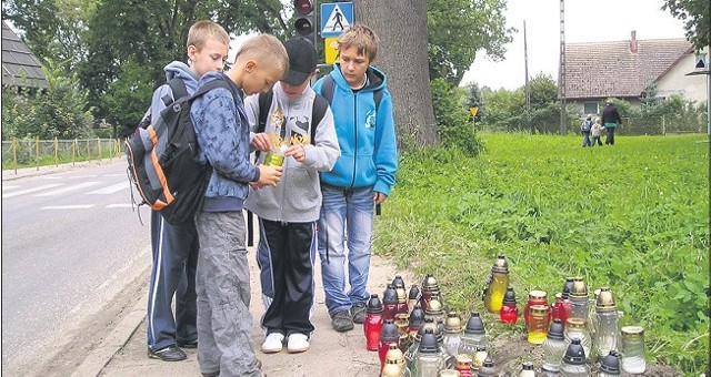 Przez to przejście w centrum Mostów przechodzą głównie dzieci, które pokonują drogę z domów na osiedlu do szkoły. Chodzą tędy także wychowankowie domu dziecka. Koledzy Ernesta są wstrząśnięci tragedią. Przychodzą zapalić tu znicze.