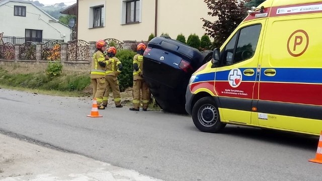 Strażacy wydobyli kierowcę z auta