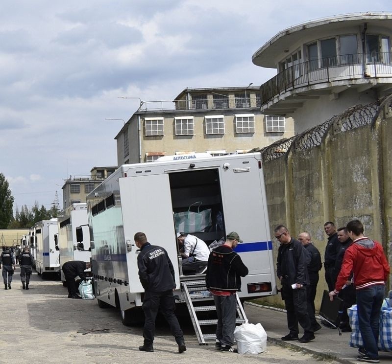 – Jedna grupa transportuje osadzonych z jednostek podległych...