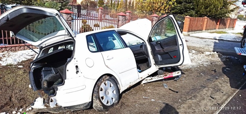 Wypadek w Gniewczynie Łańcuckiej. W zderzeniu volkswagena z mercedesem ranna została jedna osoba [ZDJĘCIA]