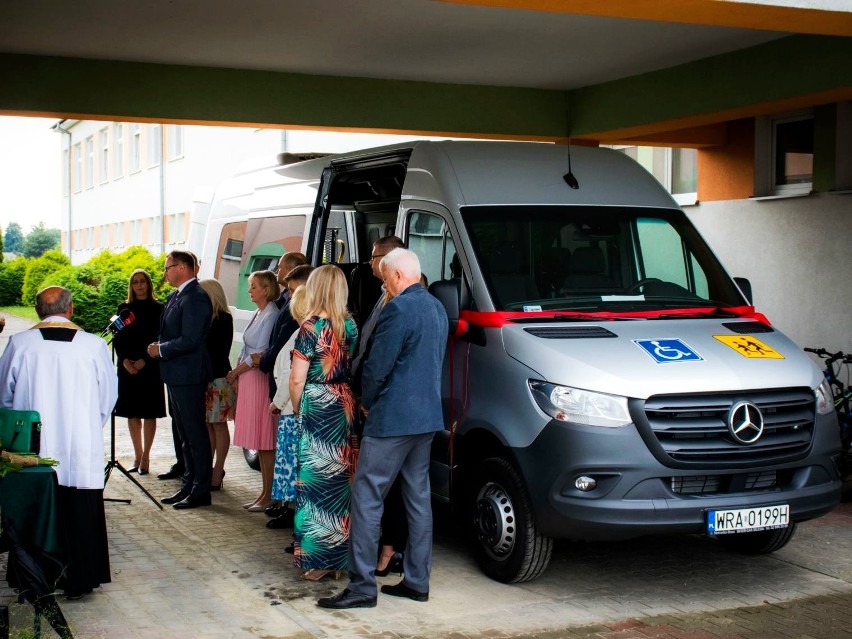 Gmina Jedlińsk zakupiła nowoczesnego busa do przewozu osób niepełnosprawnych. Zobacz wideo i zdjęcia