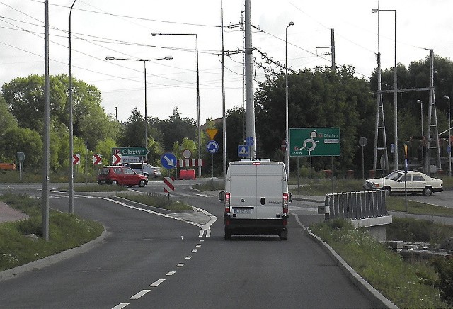 Rondo przy ul. Sądowej. Na razie jeden ze zjazdów - na Olsztyn - jest zamknięty. Jeśli inwestycja ruszy, jesienią 2015 r. będzie można nim swobodnie wyjechać w stronę Zbiczna, omijając zatłoczone skrzyżowanie przy Statoil.