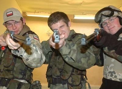 - Strzelanie z wiatrówek to nasze hobby. Fascynują nas mundury i broń - mówią (od lewej) Rafał Sokołowski, Tomasz Sroga i Paweł Nawrocki.