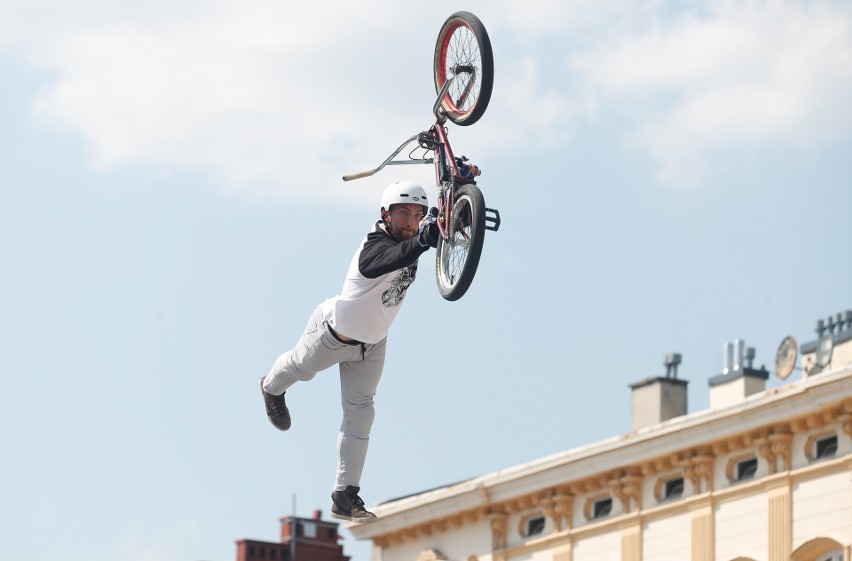 Rzeszów BIKE Festival. W sobotę na Rynku zaprezentowano efektowne triki na dirt jumping [ZDJĘCIA]