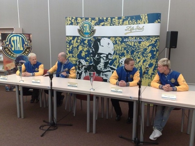 Tuż przed podpisaniem kontraktów z nowymi zawodnikami: Krzysztofem Kasprzakiem (ostatni z lewej), Michaelem Jepsenem Jensenem (pierwszy z prawej). Na zdjęciu również kapitan Stali Tomasz Gollob i trener Piotr Paluch