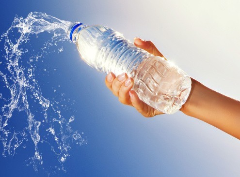 Woda jest najważniejszym środkiem uzupełniającym straty, sprawdzającym się przy lekkim wysiłku fizycznym.