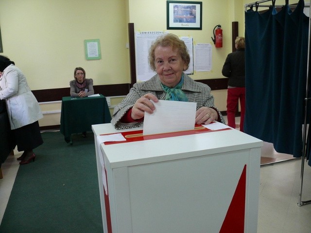 Pani Helena z Jędrzejowa podczas głosowania w Komisji Wyborczej numer 7. 
