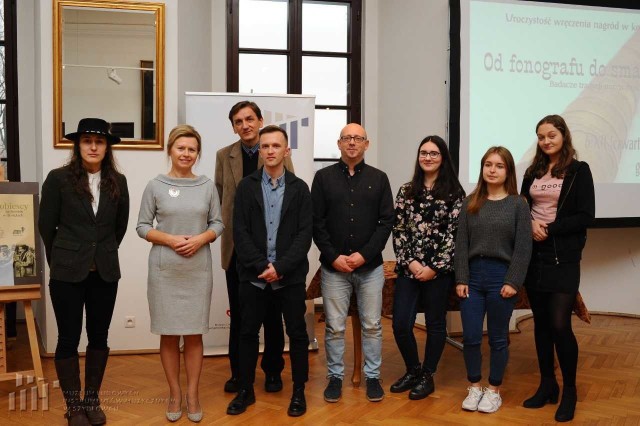 Laureaci konkursu z przewodniczącą komisji oceniającej i zarazem szefową muzeum, Anetą Oborny (druga z lewej).