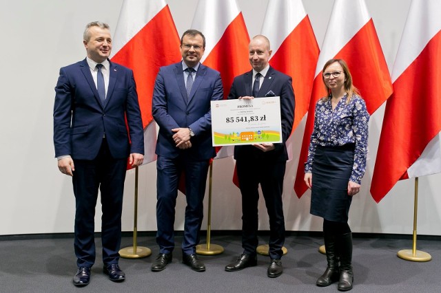 Uroczyste wręczenie symbolicznego czeku na dofinansowanie przedsięwzięcia odbyło się w obecności wojewody Mikołaja Bogdanowicza, podsekretarza stanu w Ministerstwie Rodziny, Pracy i Polityki Społecznej Marcina Zielenieckiego oraz zaproszonych gości.