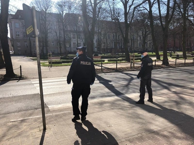 Brak zasłoniętego nosa i ust. Policja zapowiada mandaty