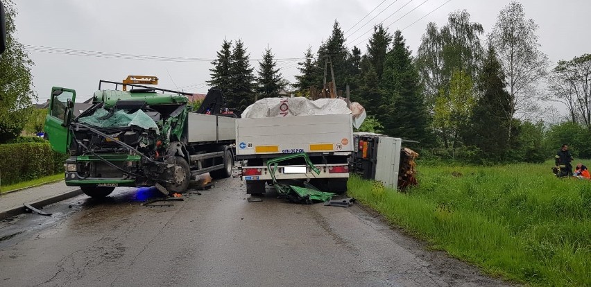 Powiat suski: Zderzenie dwóch ciężarówek. Kierowcy w ciężkim stanie trafili do szpitala [ZDJĘCIA]