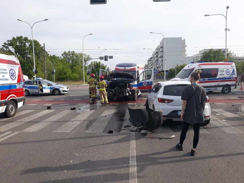 Poważny wypadek karetki we Wrocławiu. Wielkie korki na Kosmonautów
