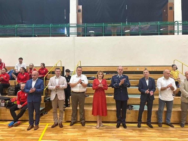 W hali sportowo-rehabilitacyjnej w Suchedniowie rozpoczęły się w piątek, 29 września XI Mistrzostwa Polski Służb Mundurowych w Badmintonie. W ceremonii otwarcia wzięła udział wiceminister sportu i turystyki Anna Krupka.