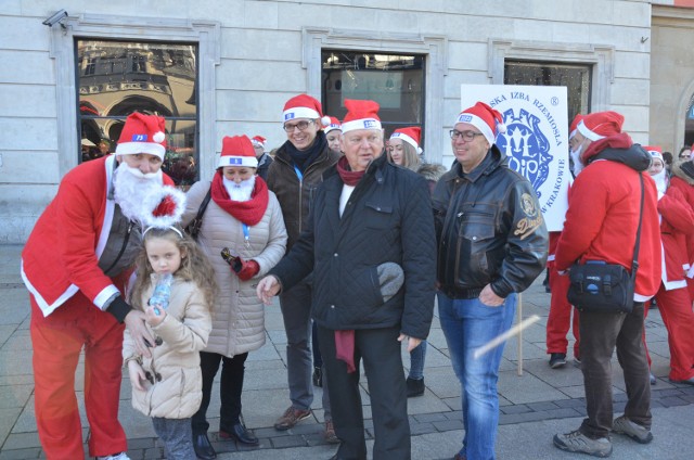 Rynek Główny. Przedstawiciele Małopolskiej Izby Rzemiosła i Przedsiębiorczości uczestniczą w biciu rekordu do księgi osobliwości