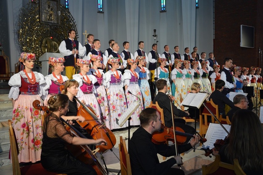 Koncert pieśni „Bogurodzica” ku czci Matki Boskiej w konkatedrze w wykonaniu „Śląska” [WIDEO, zdjęcia]