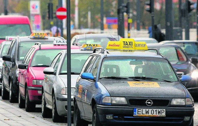 W Łodzi jest coraz więcej taksówek.