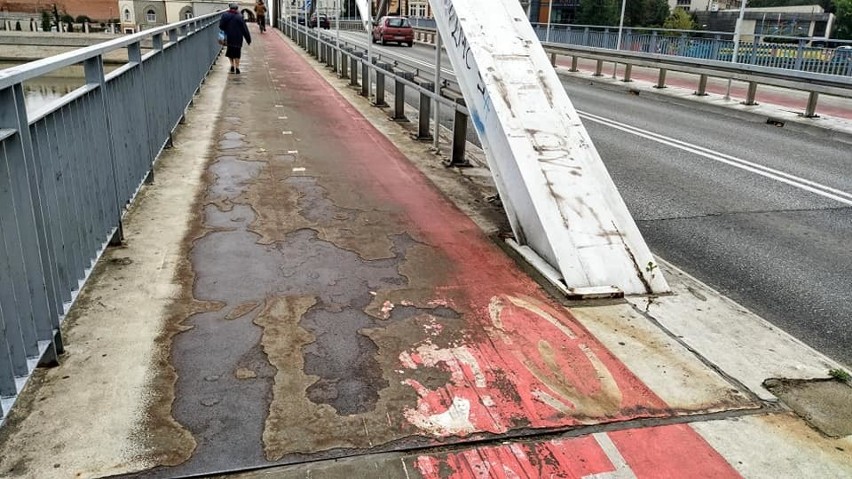 Chodnik na Moście Piastowskim ma być wyremontowany