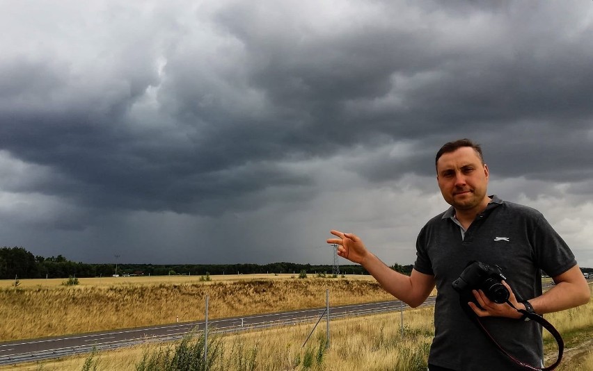 Atmosfera gotuje się jak kocioł! To lato jest wyjątkowo niespokojne - mówi "łowca burz" Jarosław Turała. Jak powstaje burza? Wyjaśniamy!