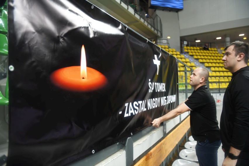 To była wyjątkowa oprawa kibiców Zastalu Zielona Góra. Smutno zrobiło się w hali CRS