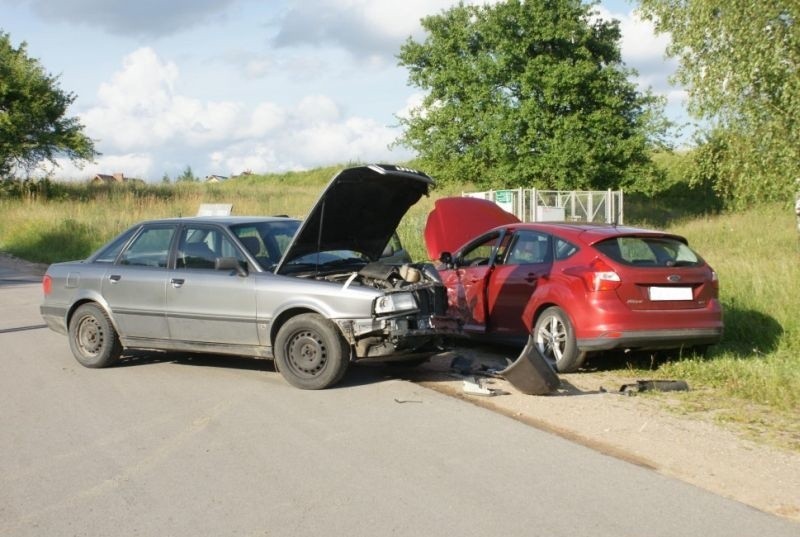 Mała Huta. Audi uderzyło w forda. Trzej mężczyźni pobili i okradli kierowcę (zdjęcia)