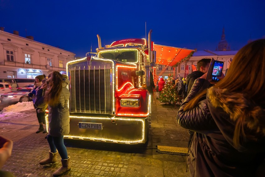 Nowy Sącz. Świąteczna cężarówka Coca-Coli z Mikołajem na pokładzie przyciągnęła tłumy [ZDJĘCIA]