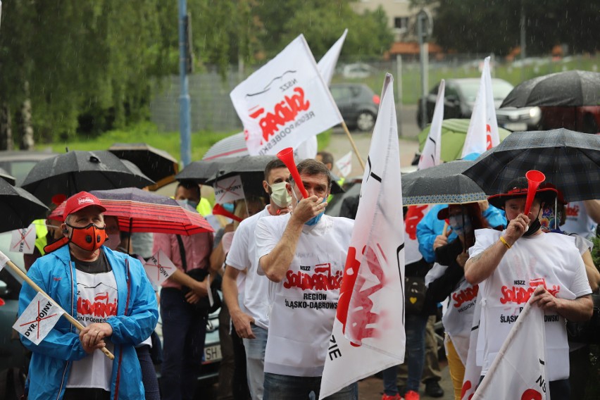 Protest związkowców ze "skarbówki" w Katowicach. Zarzucają dyrektorowi łamanie praw pracowniczych