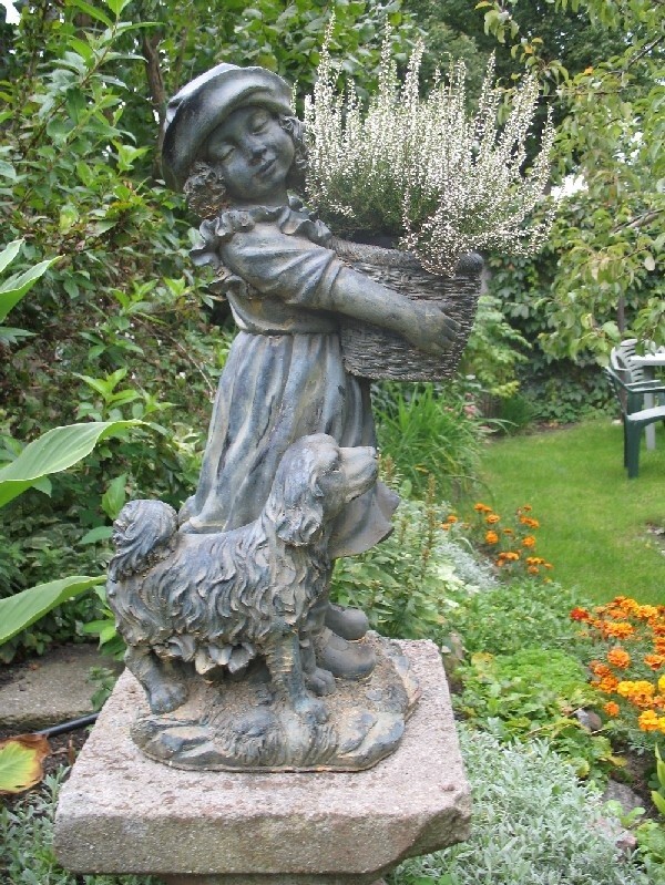 Rzeźba w ogrodzieTa stara rzeźba zdobi ogród przy jednorodzinnym domku w Zielonej Górze. 