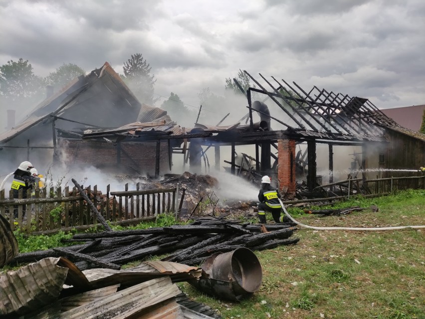 Podhale. Groźny pożar w Cichem. Ogień zajął zabudowania gospodarcze sąsiadujące z domem [ZDJĘCIA]