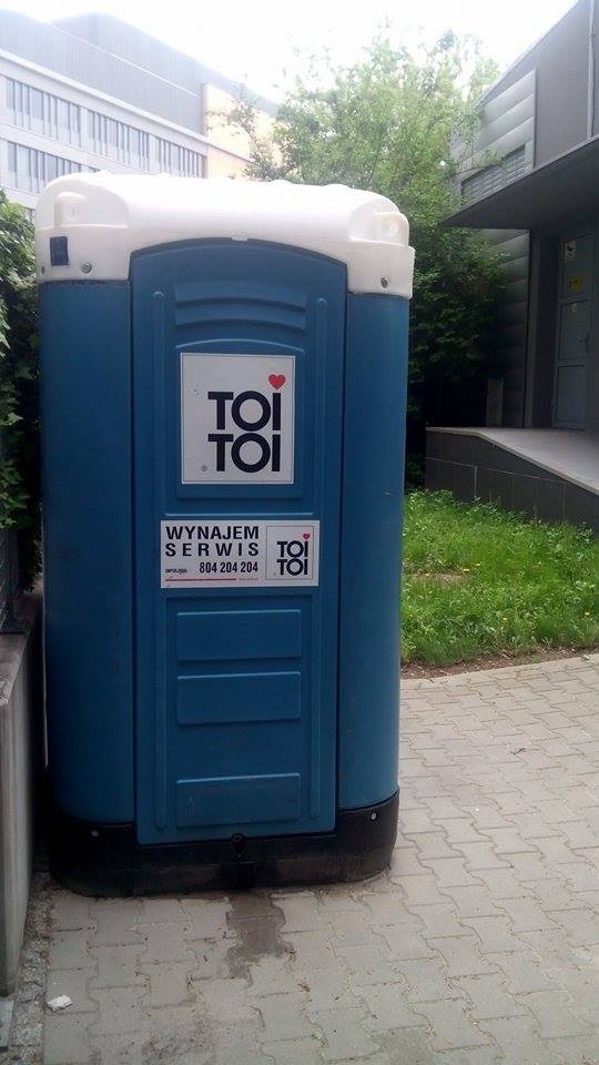 Zamiast toalety w punkcie socjalnym, kierowcy MPK mają do dyspozycji toi-toia.