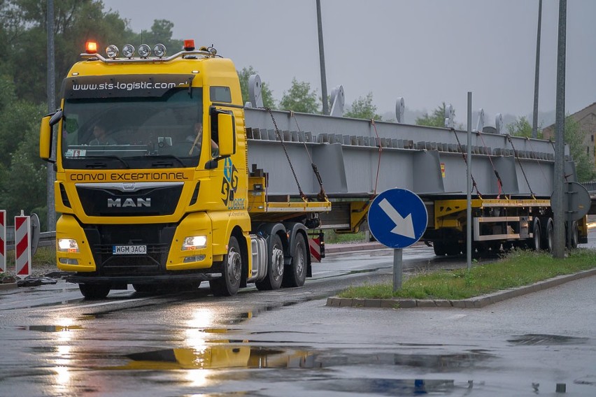 Nowy Sącz. Pierwsze elementy Mostu Heleńskiego już dotarły