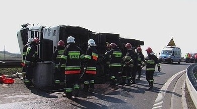 Wypadek samochodu ciężarowego na A1 na węźle w Świerklanach