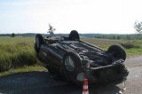 Chciał uniknąć zderzenia - dachował w rowie. Kobieta z półrocznym dzieckiem w szpitalu!