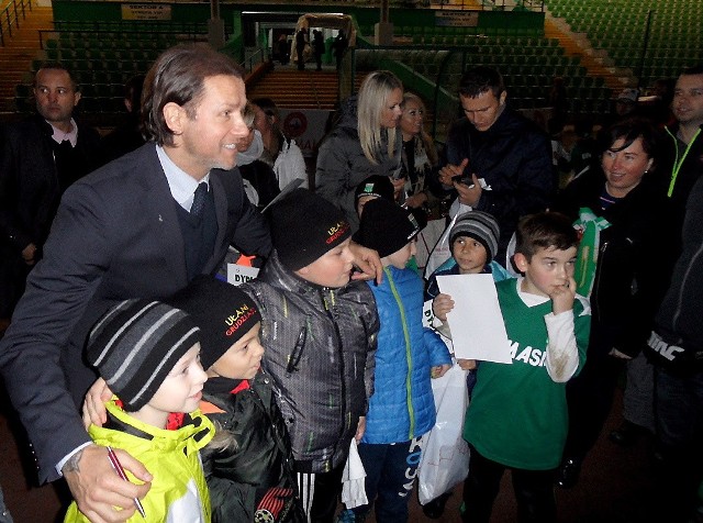 Po zakończeniu finałowych meczów na stadionie Olimpii Grudziądz, Radosław Majdan długo fotografował się z małymi piłkarzami. - Takie turnieje to znakomita inicjatywa - podkreślał.