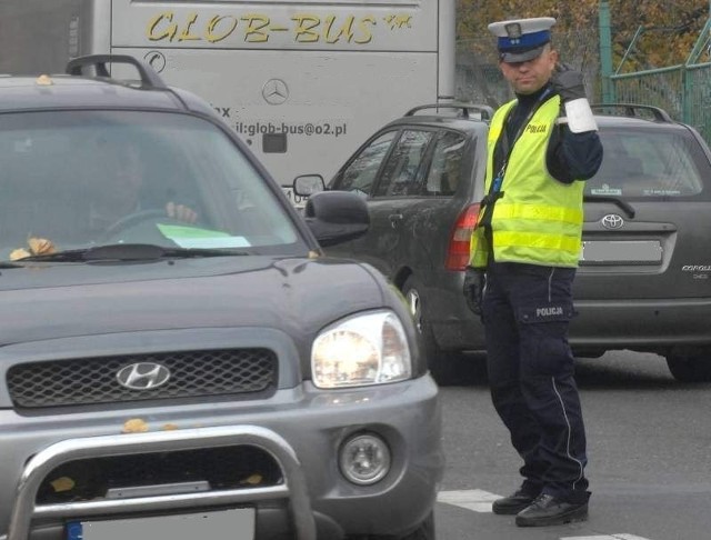 Policjanci szczególnie potrzebni są przy cmentarzach. Trzeba kierować ruchem, przepuszczać pieszych, wpuszczać auta na parkingi. Pamiętajmy, żeby słuchać ich poleceń. Dzięki temu wszystko będzie odbywało się płynniej.