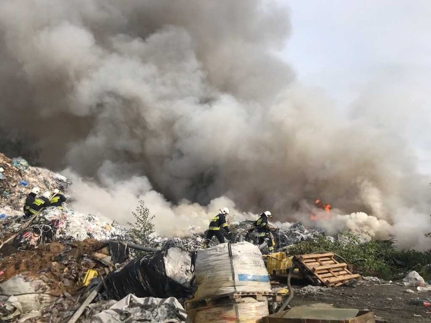 Pożar wysypiska śmieci w Woli Łaskiej koło Zduńskiej Woli