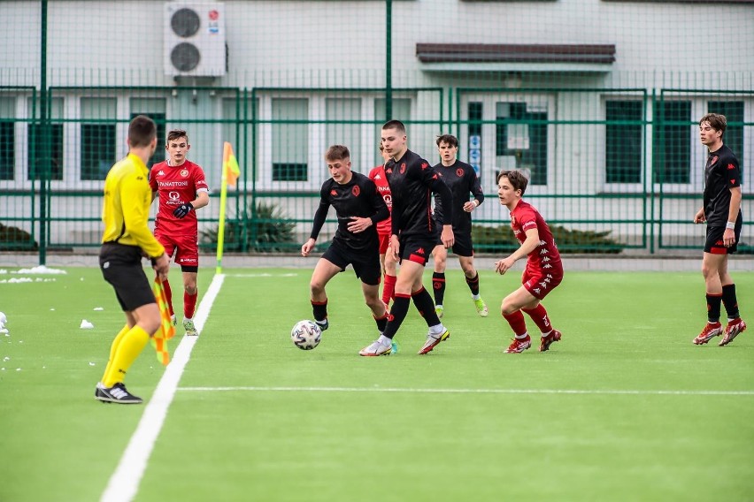 Jagiellonia Białystok (ciemniejsze stroje) wygrała z...