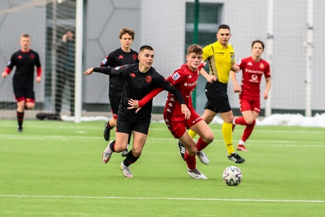 Jagiellonia Białystok (ciemniejsze stroje) wygrała z Widzewem Łódź 5:1