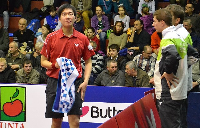 Grudziądzanie musieli przełknąć gorycz porażki. Huang Sheng Sheng (z lewej) zdobył punkt, Tomislav Kolarek (z prawej) przegrał pojedynek z Chojnowskim