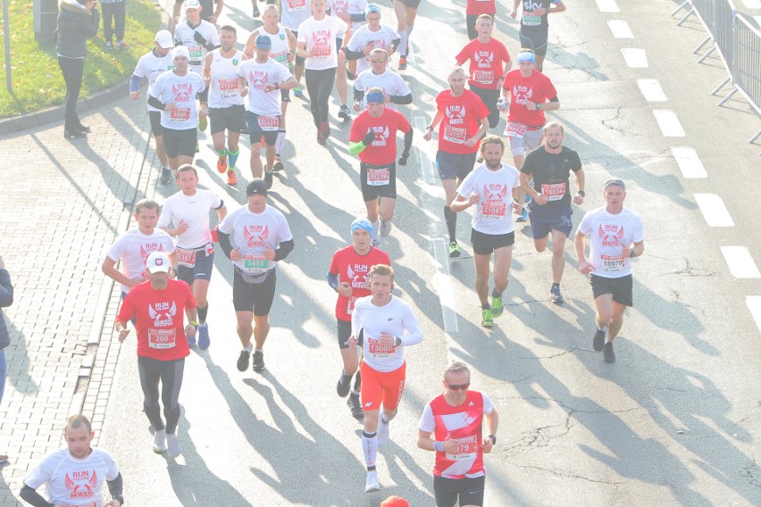 Około 25 tysięcy biegaczy zmaga się z 10-kilometrową trasą...