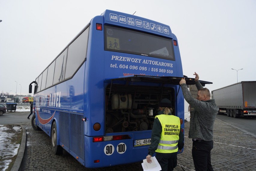 Autokar z dziećmi nie mógł jechać dalej. Musiały czekać ponad dwie godziny na kolejny pojazd. Trwa akcja "Bezpieczny autokar"