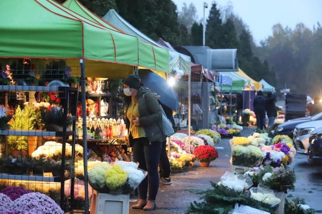 Sprzedawcy kwiatów i zniczy decyzją rządu zamykającą cmentarze zostali pozbawieni możliwości zarobku