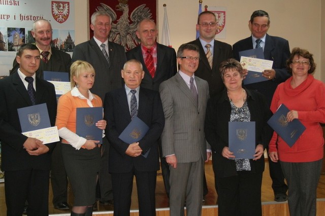Nagrodzeni sołtysi z członkami Zarządu, którzy wręczyli im symboliczne czeki. Spośród dziesięciu projektów wybrano siedem.